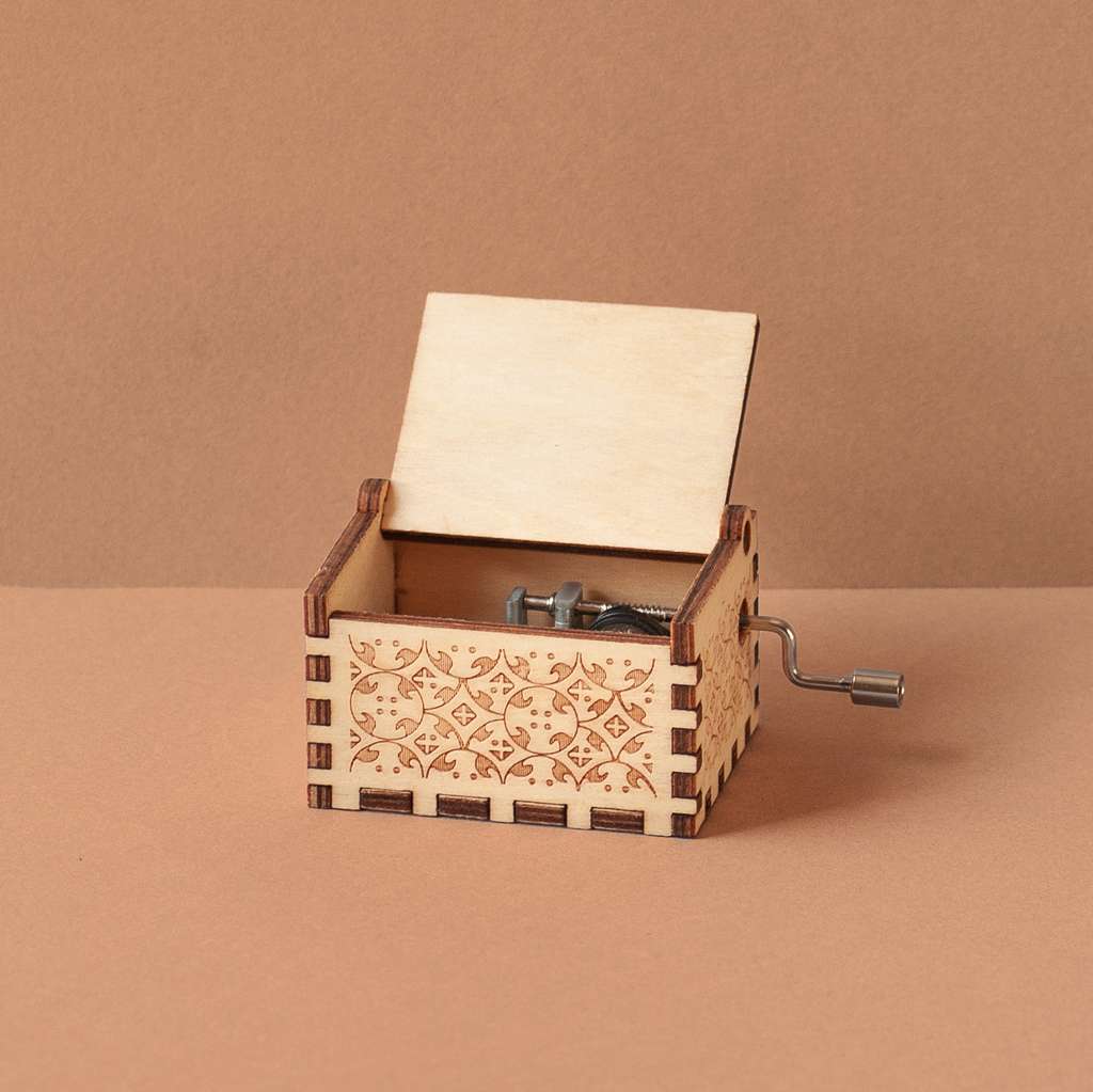 Caja musical de madera con motivos geométricos