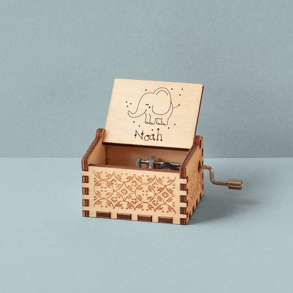 Caja musical de madera grabada Elefante y nombre