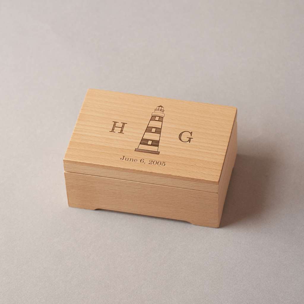 Caja musical mediana de madera de haya con un faro, iniciales y fecha