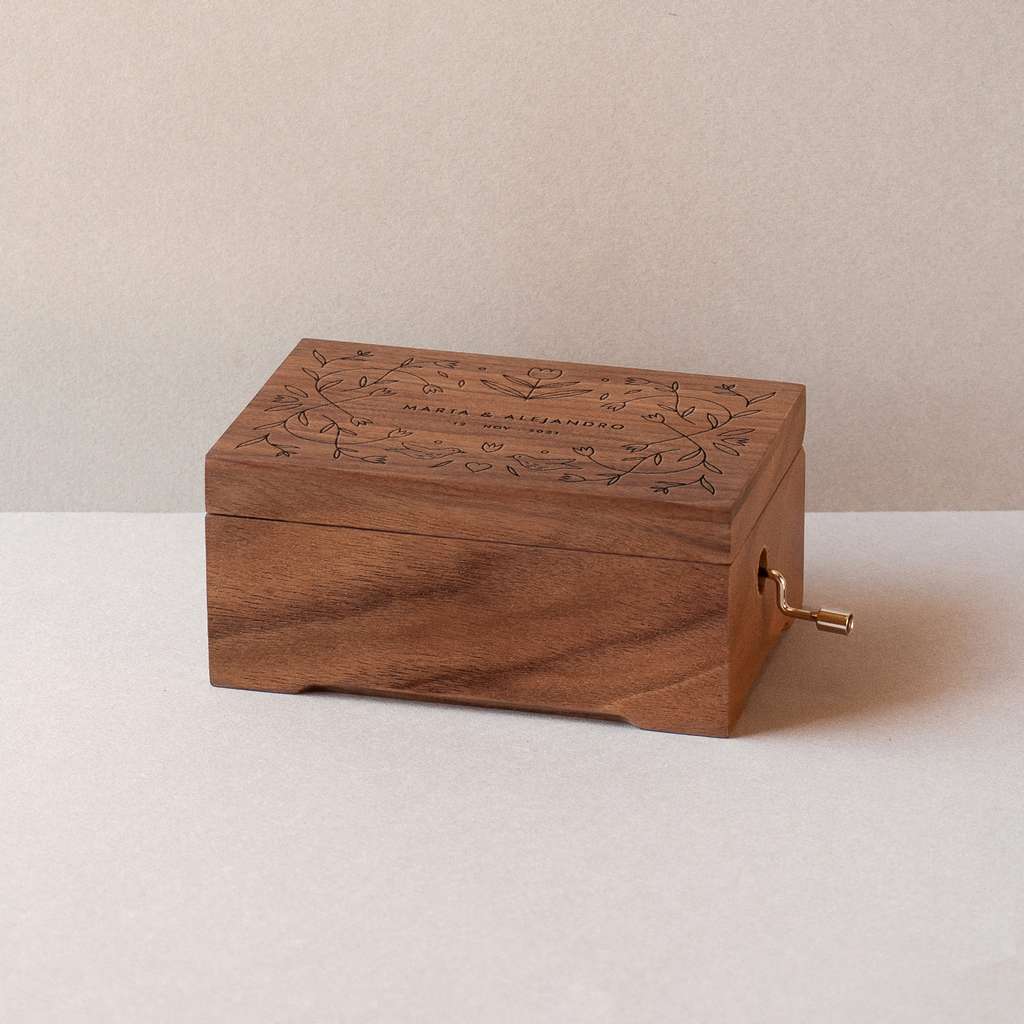 Caja de música mediana de madera de nogal Jane