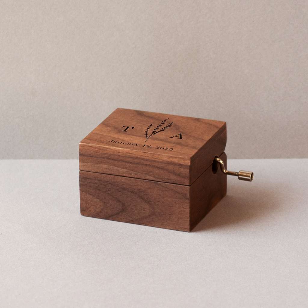 Caja de música pequeña de madera de nogal iniciales y lavanda