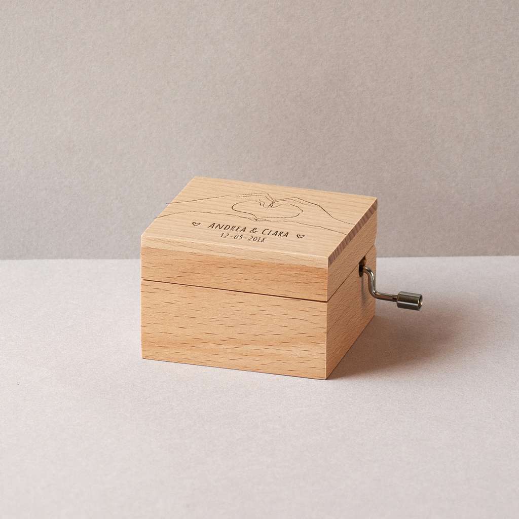 Caja musical pequeña de madera de haya manos formando un corazón