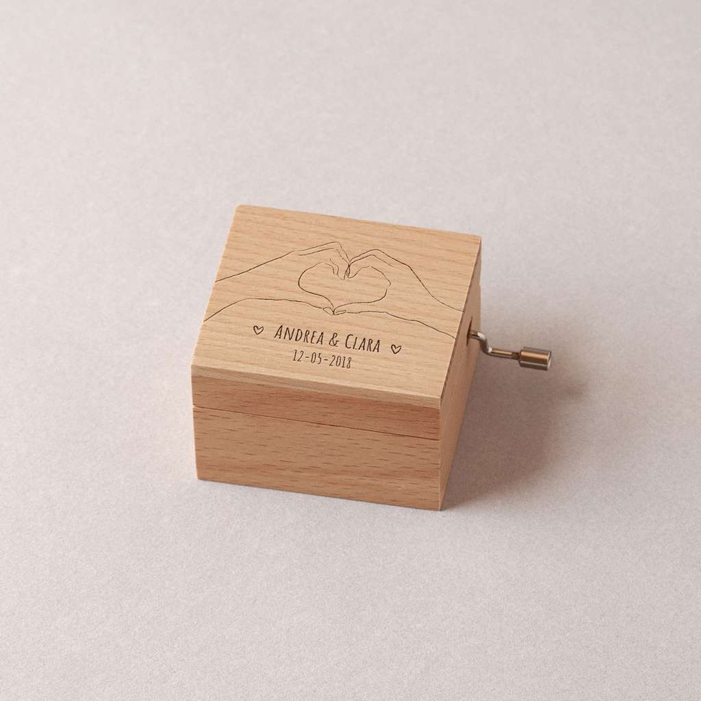 Caja musical pequeña de madera de haya manos formando un corazón