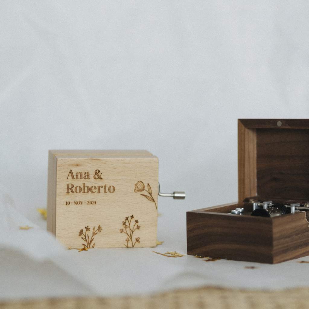 Caja musical pequeña de madera de haya Poulain