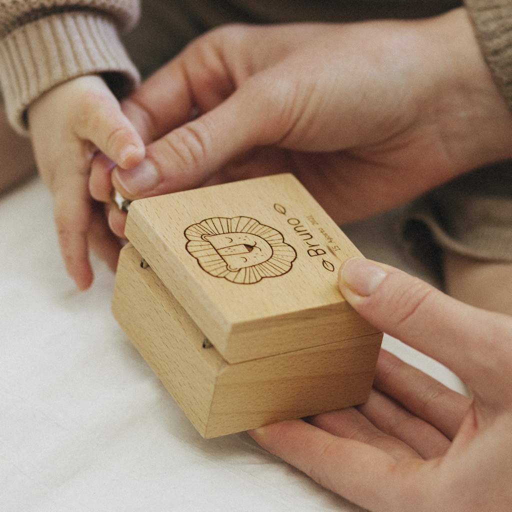 Caja musical pequeña de madera de haya Rana de cuento