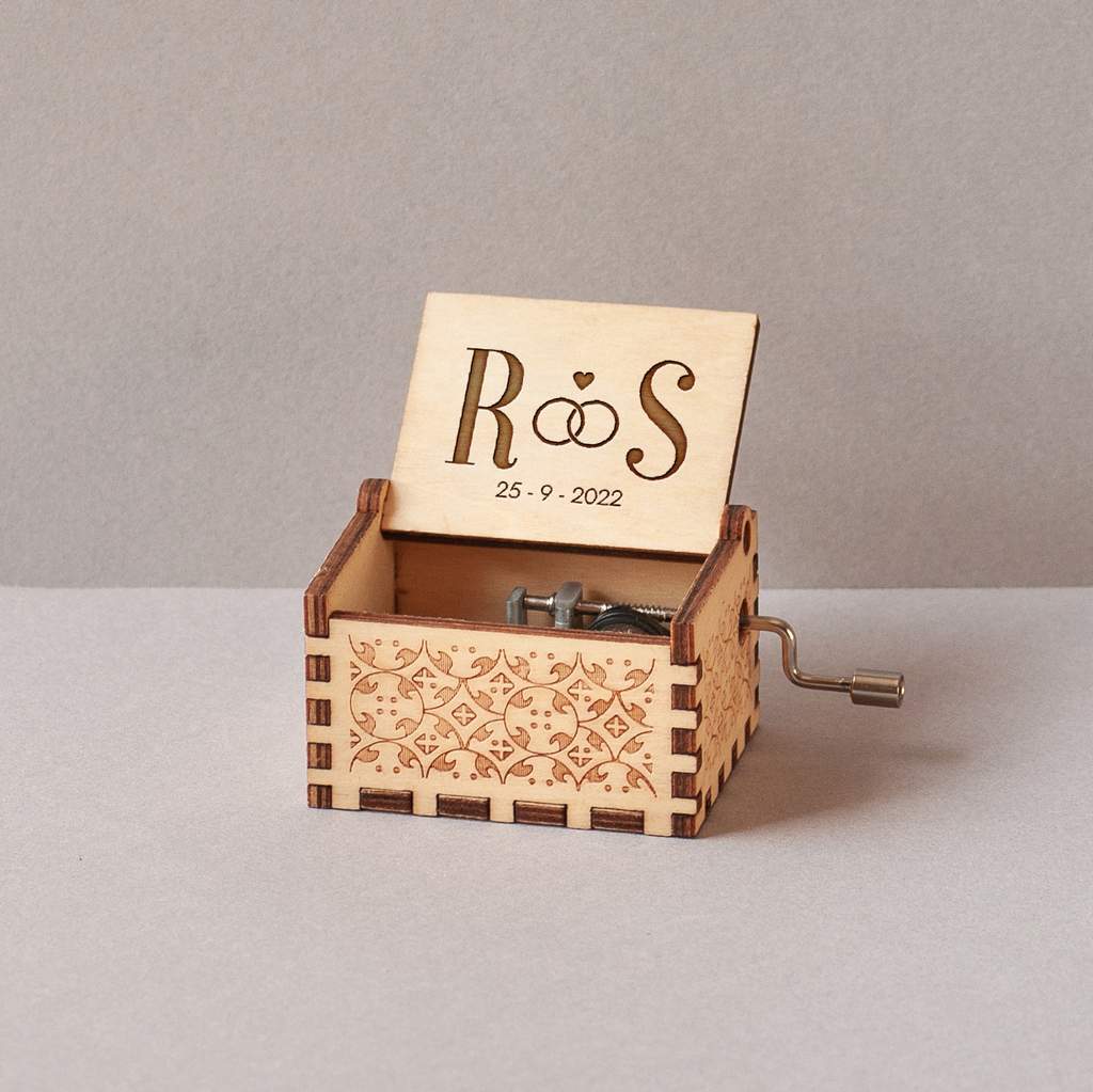 Caja musical de madera para bodas con iniciales y dos anillos
