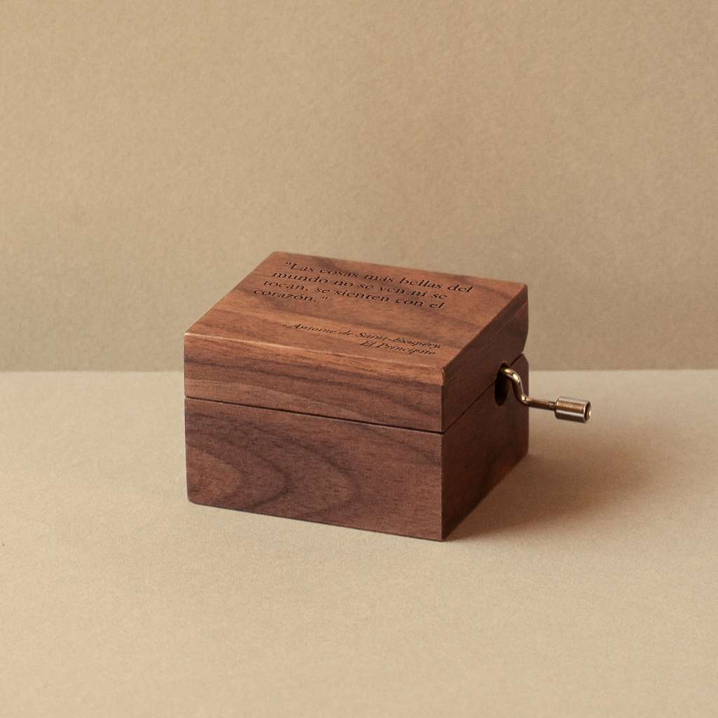 Caja de música pequeña de madera de nogal