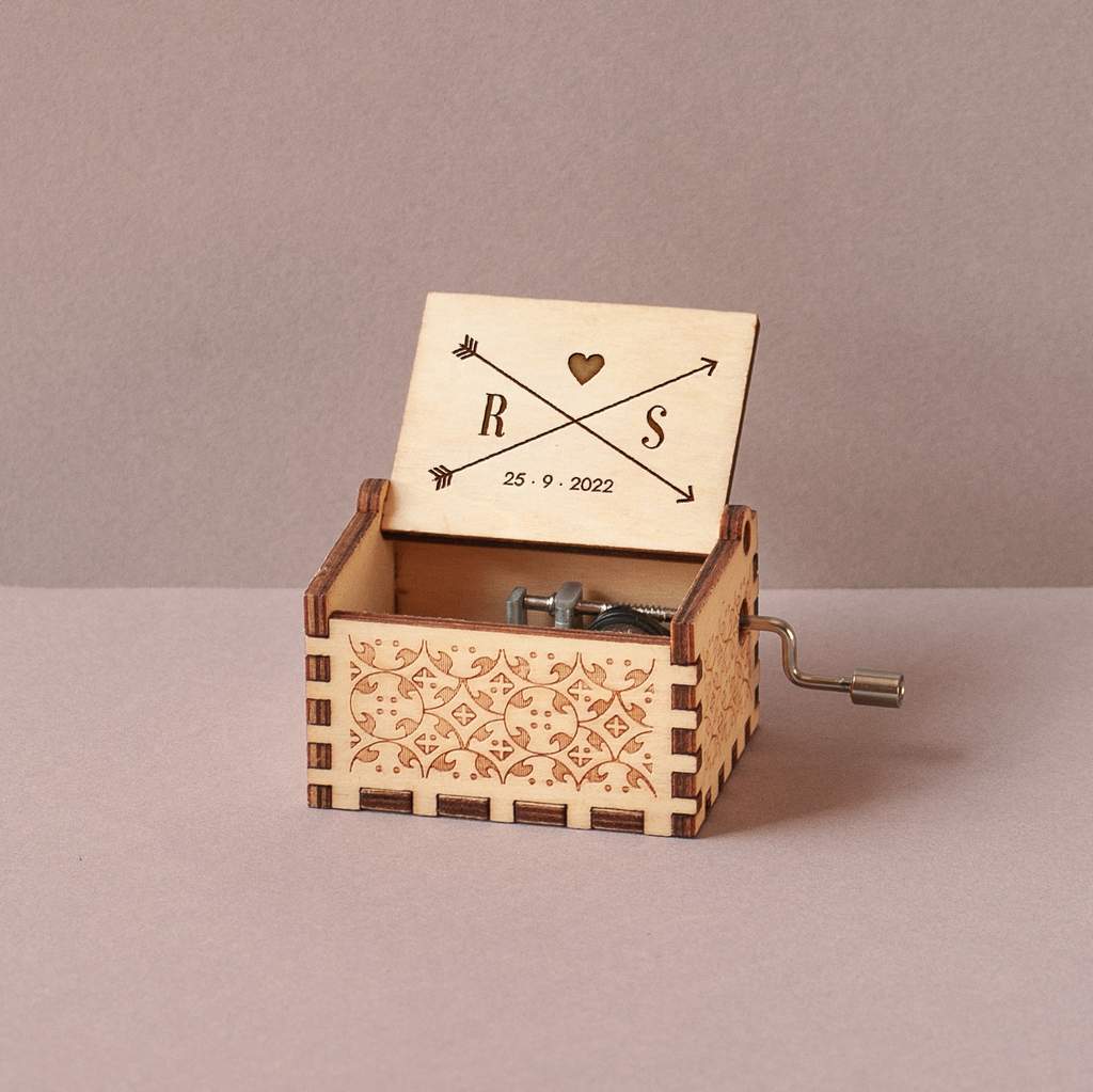 Caja musical de madera con flechas cruzadas