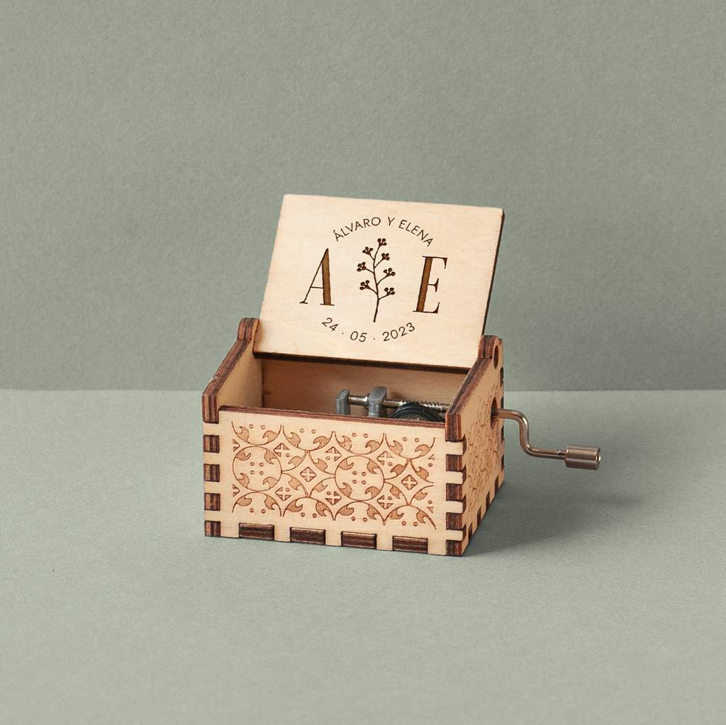 Caja musical de madera con iniciales