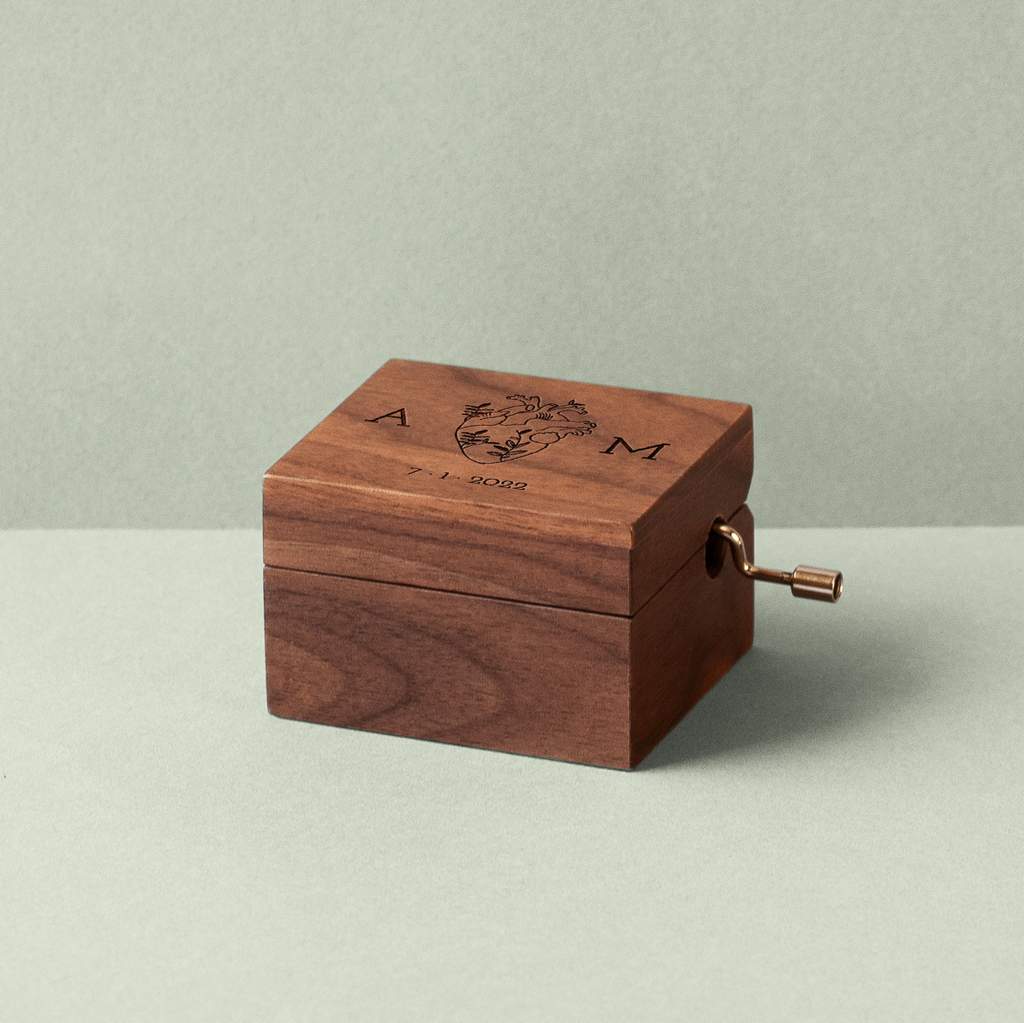 Caja musical de madera de nogal Corazón & Plantas