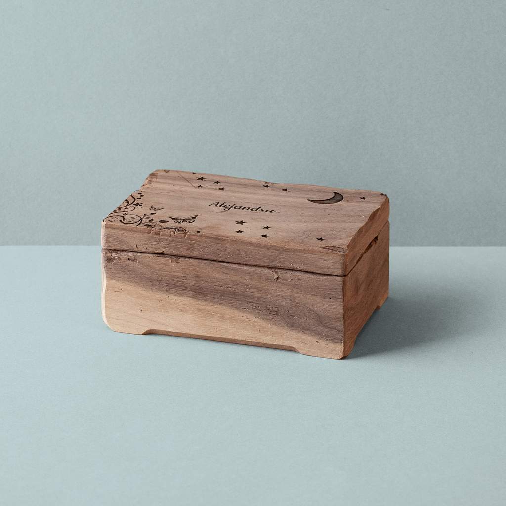 Caja de música mediana de madera de nogal Irene