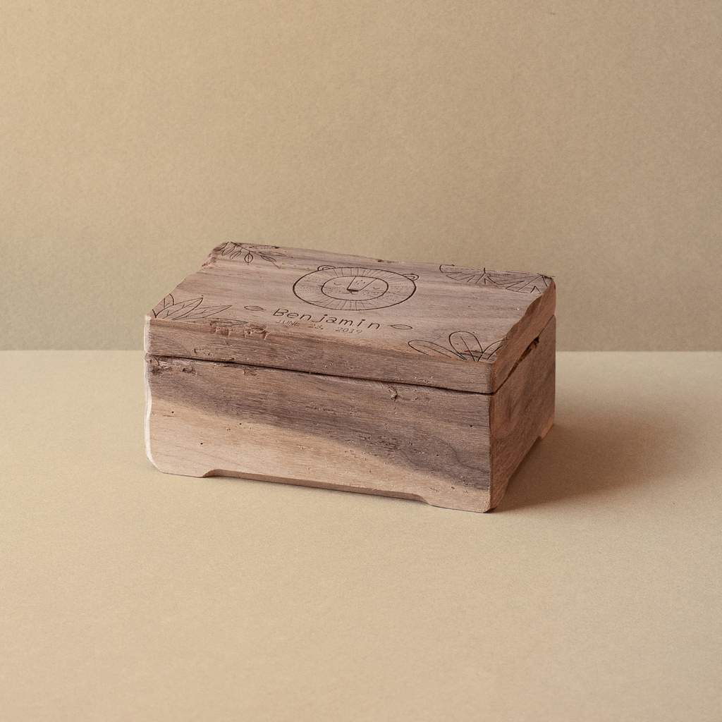 Caja de música mediana de madera de nogal