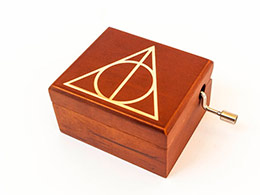 Caja Harry Potter con el símbolo de las Reliquias de la muerte