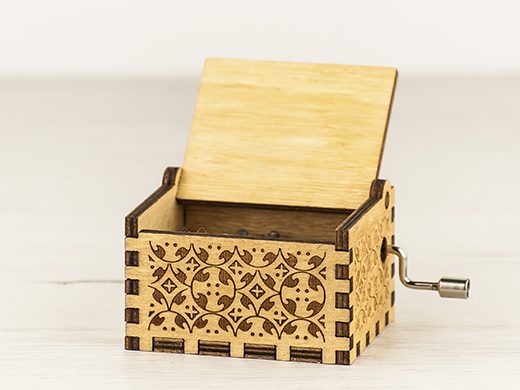 Caja de música de madera con grabados exteriores