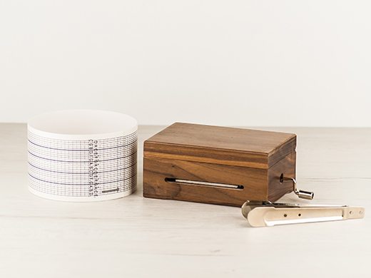 Caja de madera envejecida con mecanismo musical con papel