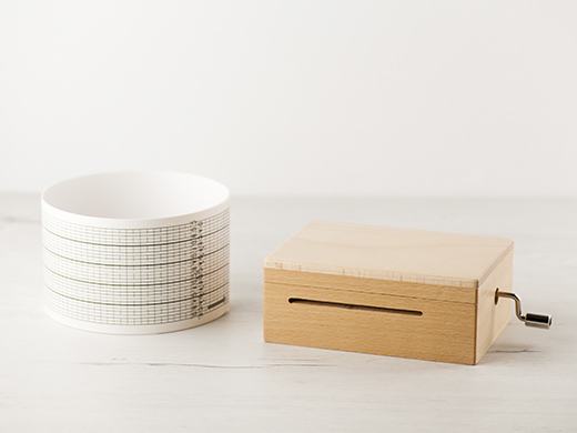 Caja de madera de haya con mecanismo musical con papel