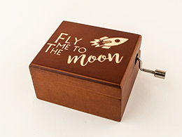 Caja de música grabada con el título del tema de jazz Fly me to the moon