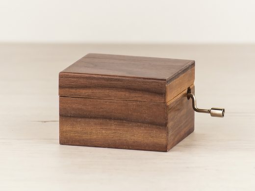Caja musical de madera envejecida de 7x7cm