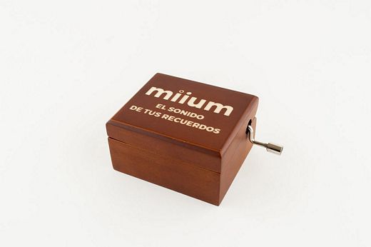 Caja musical personalizada de madera lacada de 7x4cm con mecanismo de manivela