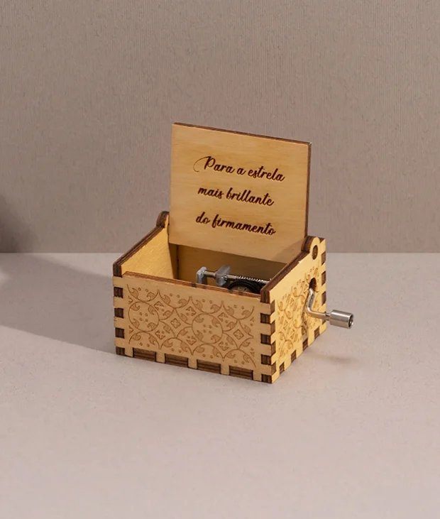 Cajas de música miium - Esta caja de música personalizada con la melodía de  Kirby Land viajó hasta Suecia para convertirse en un regalo de cumpleaños  de lo más original. Se personalizaron