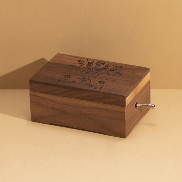 Cajas de música miium - Esta caja de música personalizada con la melodía de  Kirby Land viajó hasta Suecia para convertirse en un regalo de cumpleaños  de lo más original. Se personalizaron